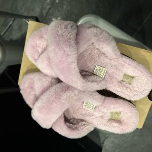 Womens pink ugg fuzzy slippers